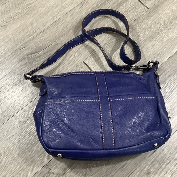 Tignanello Royal Blue Cross Body Leather Handbag w/lots of pockets inside & out - Picture 4 of 13